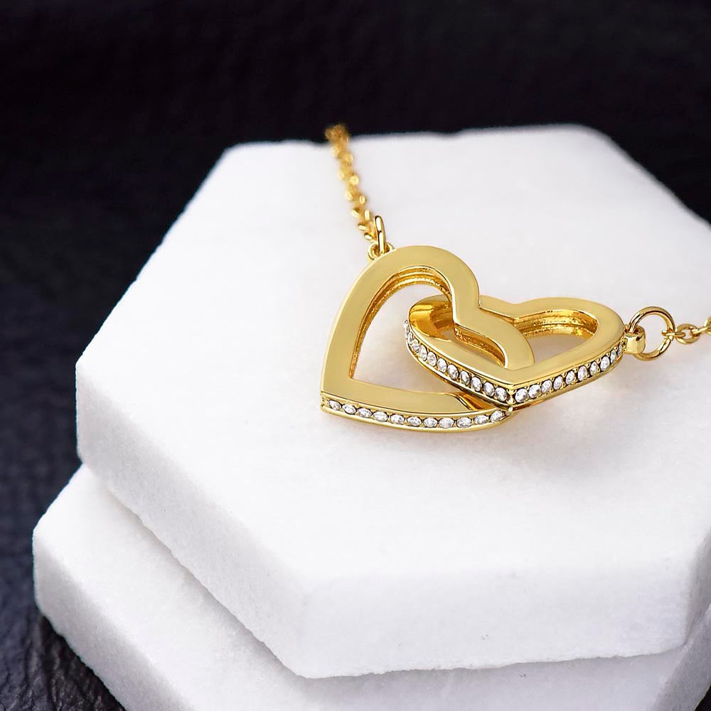 [FOR WIFE] Make her heart race, bring joyful screams of excitement, and celebrate your adorable bond with the Cute Interlocking Hearts Necklace.