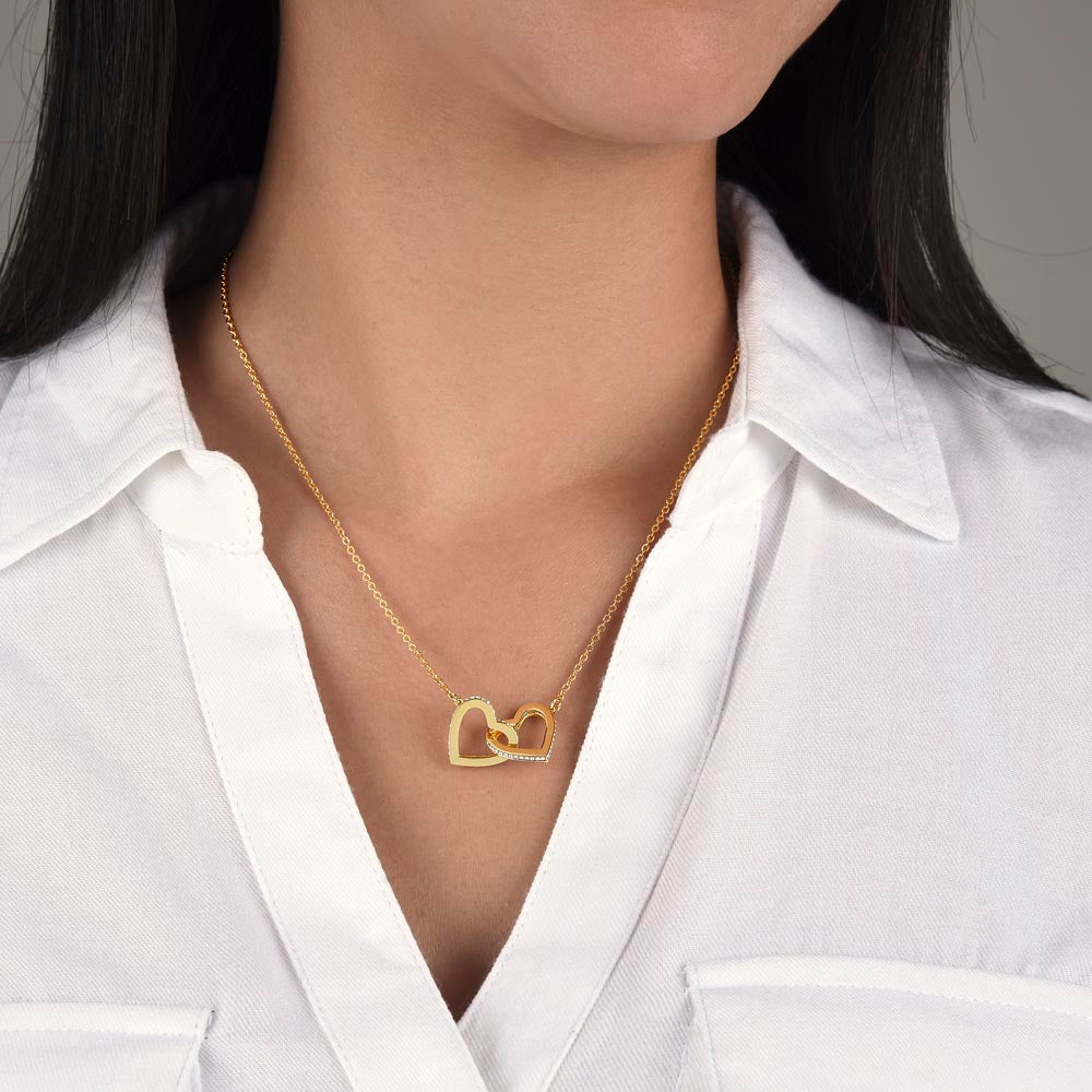 [FOR WIFE] Make her heart race, bring joyful screams of excitement, and celebrate your adorable bond with the Cute Interlocking Hearts Necklace.