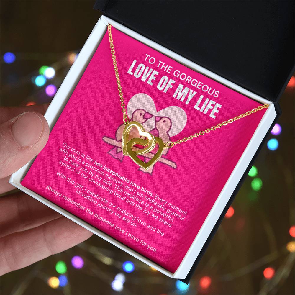 [FOR THE LOVE OF YOUR LIFE] Enchant her heart, ignite joyful excitement, and celebrate your beautiful bond with the Interlocking Hearts Necklace. (PINK)