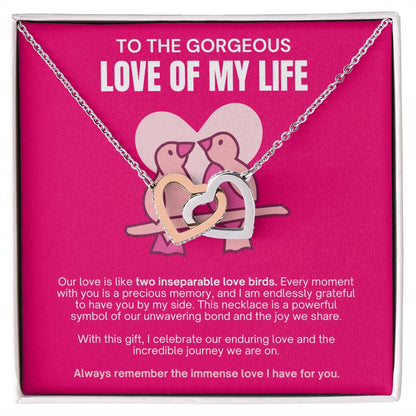 [FOR THE LOVE OF YOUR LIFE] Enchant her heart, ignite joyful excitement, and celebrate your beautiful bond with the Interlocking Hearts Necklace. (PINK)