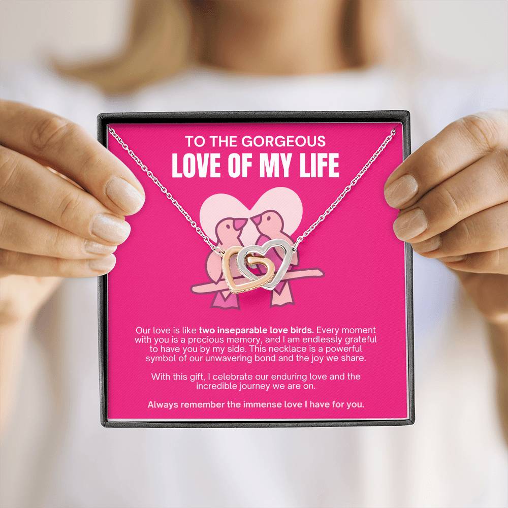 [FOR THE LOVE OF YOUR LIFE] Enchant her heart, ignite joyful excitement, and celebrate your beautiful bond with the Interlocking Hearts Necklace. (PINK)