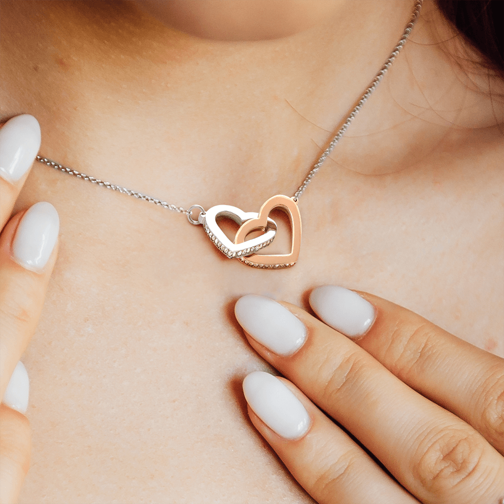 [FOR WIFE] Make her heart race, bring joyful screams of excitement, and celebrate your adorable bond with the Cute Interlocking Hearts Necklace.