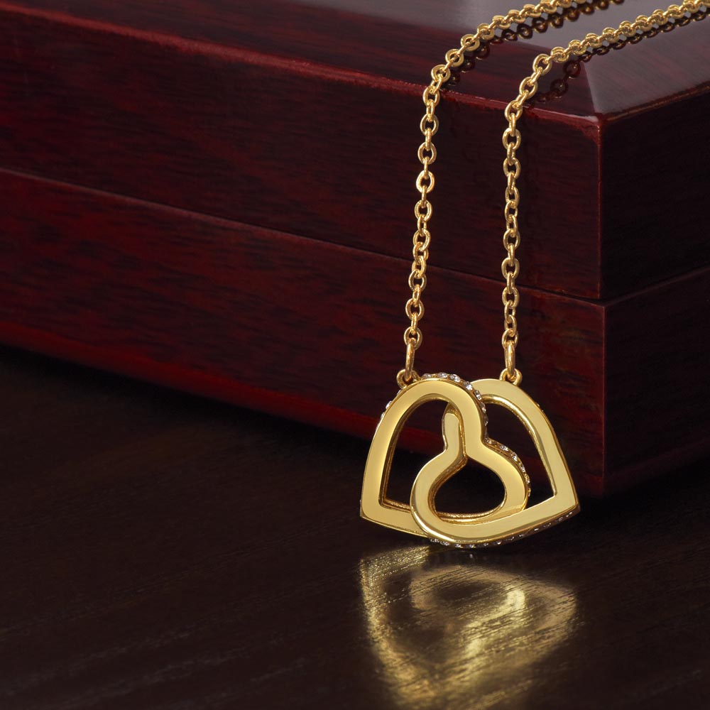 [FOR THE LOVE OF YOUR LIFE] Enchant her heart, ignite joyful excitement, and celebrate your beautiful bond with the Interlocking Hearts Necklace. (BLACK)