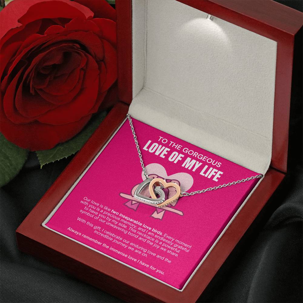 [FOR THE LOVE OF YOUR LIFE] Enchant her heart, ignite joyful excitement, and celebrate your beautiful bond with the Interlocking Hearts Necklace. (PINK)