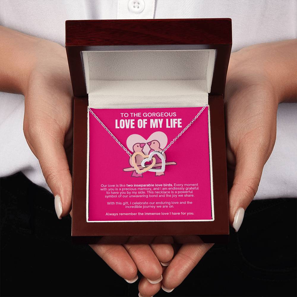 [FOR THE LOVE OF YOUR LIFE] Enchant her heart, ignite joyful excitement, and celebrate your beautiful bond with the Interlocking Hearts Necklace. (PINK)